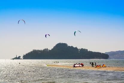 Kitesurf frente a la isla de Tambo, en la ría de Pontevedra. 