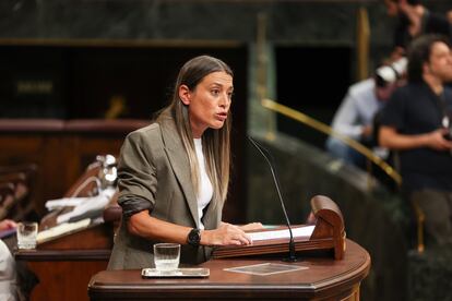 La portavoz de Junts, Míriam Nogueras, da la réplica al candidato Feijóo desde la tribuna del Congreso. 