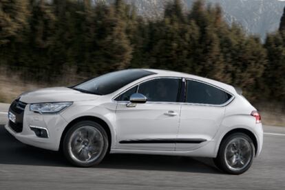 El DS4 se basa en el Citroën C4, pero tiene línea cupé y lleva las manillas de las puertas traseras camufladas.