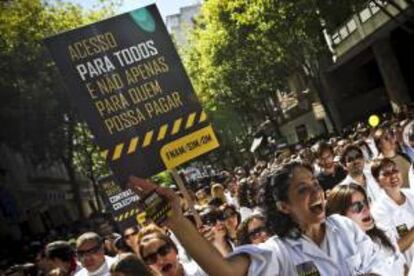 Manifestantes de la plataforma de Resistencia contra la destrucción del servicio nacional de salud portugués demostrando su solidaridad con la huelga de doctores frente al Ministerio de Salud luso en Lisboa.