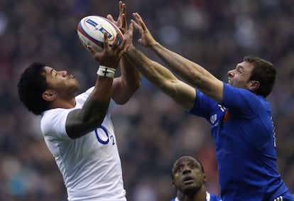 El francés Vincent Clerc pugna por el balón con el inglés Tuilagi.