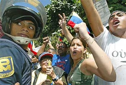 Un grupo de opositores protesta contra Chávez frente a las oficinas de la Hacienda venezolana en Caracas.