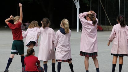 Alumnas de un colegio concertado de Barcelona, en una imagen de archivo. 


Foto: Josep García. Bellaterra 07/06/2011 Reportaje sobre la escuela colegio La Vall sólo para niñas chicas que aparecen durante la media hora de patio para un tema sobre segregación. Foto Josep Garcia