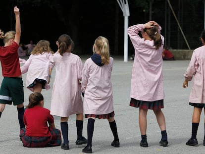 Varias alumnas, en el patio del colegio solo para niñas La Vall, en Bellaterra (Barcelona).