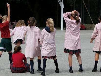 Alumnas de un colegio concertado de Barcelona, en una imagen de archivo. 


Foto: Josep García. Bellaterra 07/06/2011 Reportaje sobre la escuela colegio La Vall sólo para niñas chicas que aparecen durante la media hora de patio para un tema sobre segregación. Foto Josep Garcia