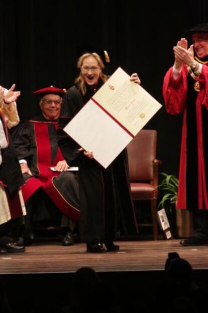 Meryl Streep, con su título Honoris Causa.