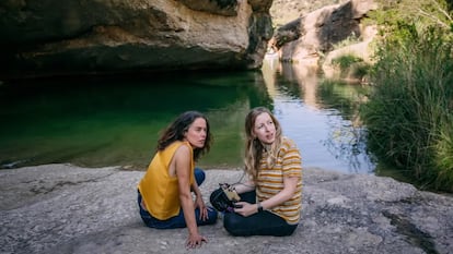 Patricia López Arnaiz y Pilar Palomero, en el rodaje de 'Los destellos'.