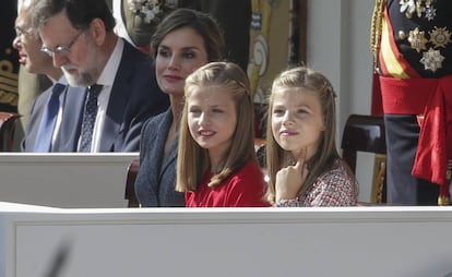 La princesa Leonor entre su hermana Sofía y su madre la Reina.