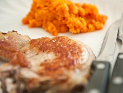 Chuletas de cerdo con zanahorias picantes