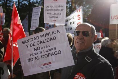 Un manifestante con una pancarta contra el copago y por la defensa de la sanidad publica y de calidad.