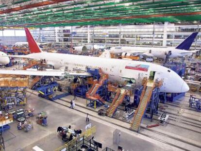 Montaje de un 787 Dreamliner para Air India, en la fábrica de Boeing en EE.UU.