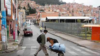 Un hombre empuja un carro en La Paz (Bolivia) el 17 de abril