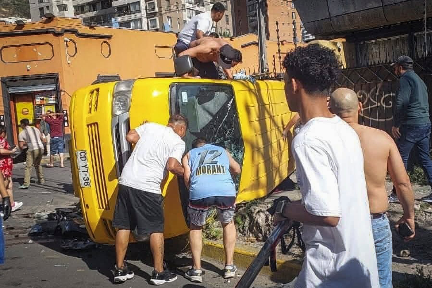 Un auto con delincuentes choca a un furgón escolar y mata a un niño en Recoleta