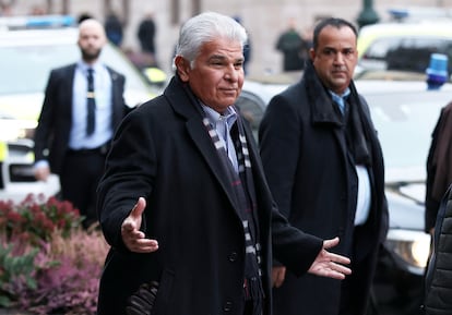 José Raúl Mulino al salir del Grand Hotel de Oslo, Noruega, el 9 de diciembre de 2025.