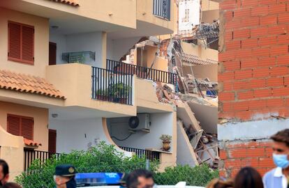 El edificio de tres plantas que se ha derrumbado en una urbanización de Peñíscola (Castellón), este jueves.