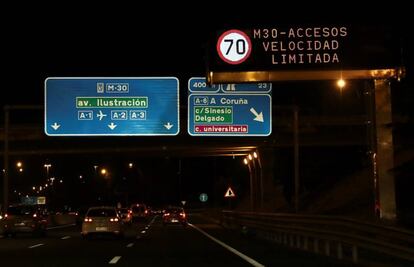 Paneles informativos con las limitaciones de la velocidad en la M-30 y los accesos.