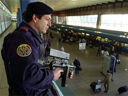 Un policía italiano vigila una entrada del aeropuerto de Fiumicino, en Roma, el pasado día 24.
