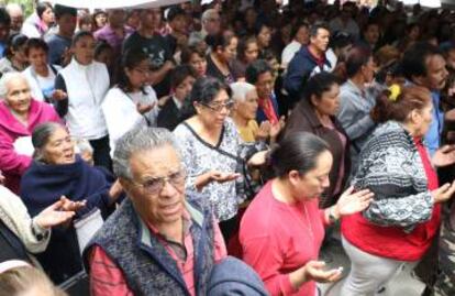 Fiéis durante durante o enterro do padre Luis López em julho