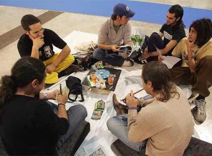 Un grupo de jóvenes participa en la feria del <i>cannabis</i> celebrada en 2005 en La Farga de L'Hospitalet de Llobregat (Barcelona).