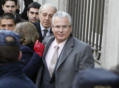 Baltasar Garzón es aclamado por sus simpatizantes a su llegada a la sede del Supremo donde declarará por investigar los crímenes del franquismo