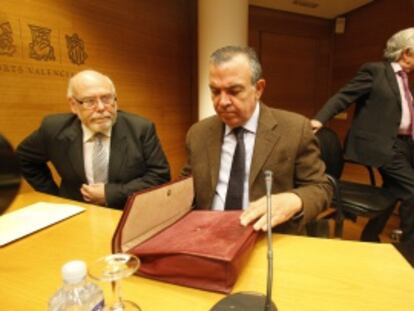 El ex director general de la CAM, Roberto López Abad, el día que compareció en las Cortes Valencianas y se negó a responder preguntas