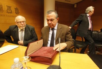 El ex director general de la CAM, Roberto López Abad, el día que compareció en las Cortes Valencianas y se negó a responder preguntas