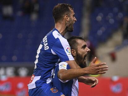 Baptistao celebra el gol del Espanyol con Borja Iglesias.