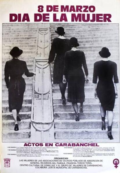 Uno de los carteles de la Biblioteca de Mujeres expuesta en el Museo del Traje. 