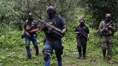 Miembros de una célula del Cártel Jalisco Nueva Generación en un campo de entrenamiento en el Estado de Michoacán, en 2022. 