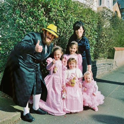 Familia judía jasídica ultra ortodoxa vestida durante la celebración pública del Festival de Purim, Stamford Hill, Londres, 2015. De la exposición 'Retrato de familia'