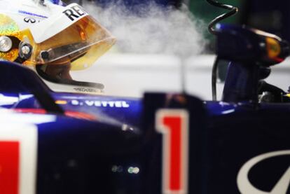 Vettel, en el taller de Red Bull durante la clasificación del Gran Premio de Singapur.