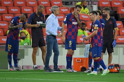 Quique Setién, junto a Vidal, Messi y Busquets en el partido ante el Atlético.