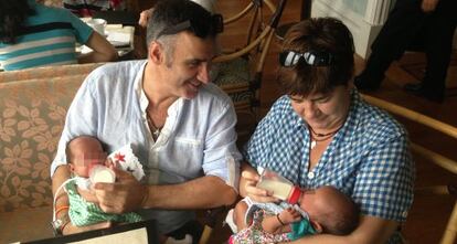 Jos&eacute; Luis Vidal y Ana Coto con sus dos hijos, Lucas y Carmen, en Bombay.