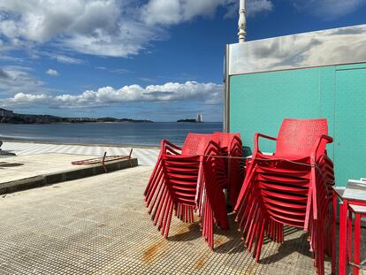 Sillas de terrazas sin colocar en los negocios hosteleros de Vigo el primer día de fase 1 en Galicia