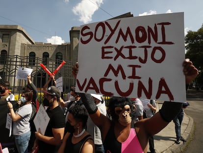 Un grupo de personas se manifiestan para exigir vacunas contra la viruela símica en Ciudad de México.