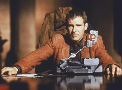 Blade Runner, Ridley Scott. 1982. Est basada en la novela  de Philip K. Dick ?Sue?an los androides con ovejas elctricas? y supone la entrada de la ciencia-ficcin en el gnero negro. Cada cual tiene determinadas secuencias grabadas a fuego en el registro de su memoria sentimental. Una de las que nos persigue a muchos  desde la negrura sideral de un fotograma es la imagen del replicante Rutger Hauer en lo alto de una azotea de una ciudad contaminada, cuando, con una voz acabada y bella como ninguna, dice aquello de:"Yo he visto cosas que vosotros no creerais jams, he visto atacar naves en llamas ms all de Orin. He visto rayos T brillar en la oscuridad cerca de la puerta de Tannhasser. Todos esos momentos se perdern en el tiempo como lgrimas en la lluvia. Es hora de morir" Pocas veces la melancola futurista  ha sido  tan bien escenificada en el cine.