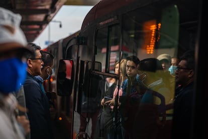 BOGOTÁ, COLOMBIA - 22 SEPTIEMBRE, 2022: Ciudadanos se movilizan en transmilenio durante el día sin carro en Bogotá, Colombia, el 22 de septiembre del 2022. Foto: Diego Cuevas / El País