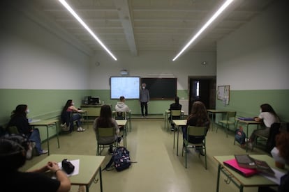 La nueva organización de los pupitres, con la distancia de seguridad, en el IES Rosalía de Castro.