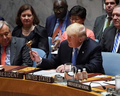 El secretario general de la ONU, Antonio Guterres (izq.), observa al presidente estadounidense Donald Trump (C), que abre la reunión del Consejo de Seguridad de la ONU.