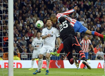 Miranda se anticipa a Diego López para conseguir, en la prórroga, el gol de la victoria del Atlético (1-2) en la final de Copa de 2013 disputada en el Bernabéu, en el último partido de Mourinho en el banquillo del Madrid.