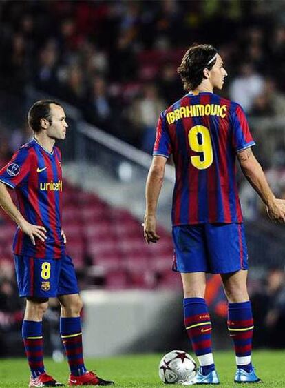 Iniesta e Ibrahimovic, en el partido ante el Rubin Kazan.