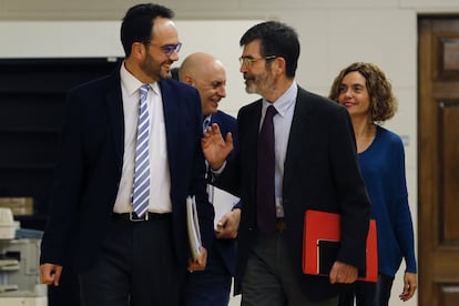 El equipo negociador del PSOE, Antonio Hernando (i), José Enrique Serrano, Meritxell Batet, y Rodolfo Ares tras las eleciones de 2016.
