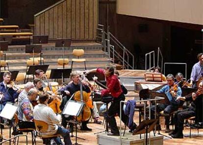 Giovanni Antonini, en un ensayo con la Filarmónica de Berlín.