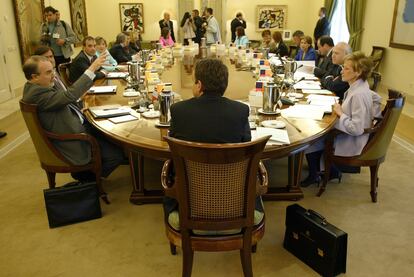 Pedro Solbes, a la izquierda, durante el primer Consejo de Ministros del Gobierno socialista de José Luis Rodríguez Zapatero, en el Palacio de La Moncloa, el 19 de abril de 2004.