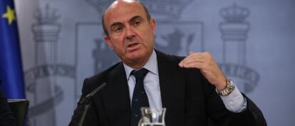 El ministro de Economía, Luis de Guindos, tras el Consejo de Ministros
