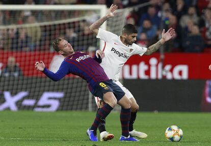 Arthur y Banega luchan por un balón.