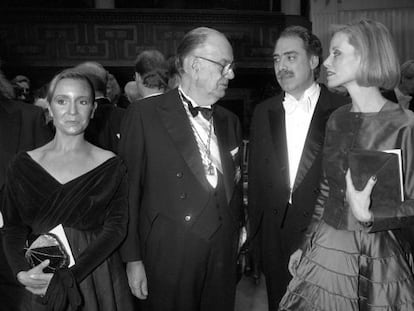 Ceremonia de entrega del Premio Nobel de Literatura a Camilo José Cela, en Estocolmo. En la imagen, el escritor , conversa con su hijo, Camilo José Cela Conde y su nuera, Giselle, en presencia de su segunda esposa, Marina Castaño, a la izquierda.