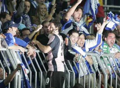 Corominas celebra con la afición el pase a la final de la Copa de la UEFA