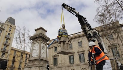 Retirada de la estatua de Antonio L&oacute;pez.