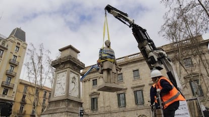 Retirada de la estatua de Antonio L&oacute;pez.